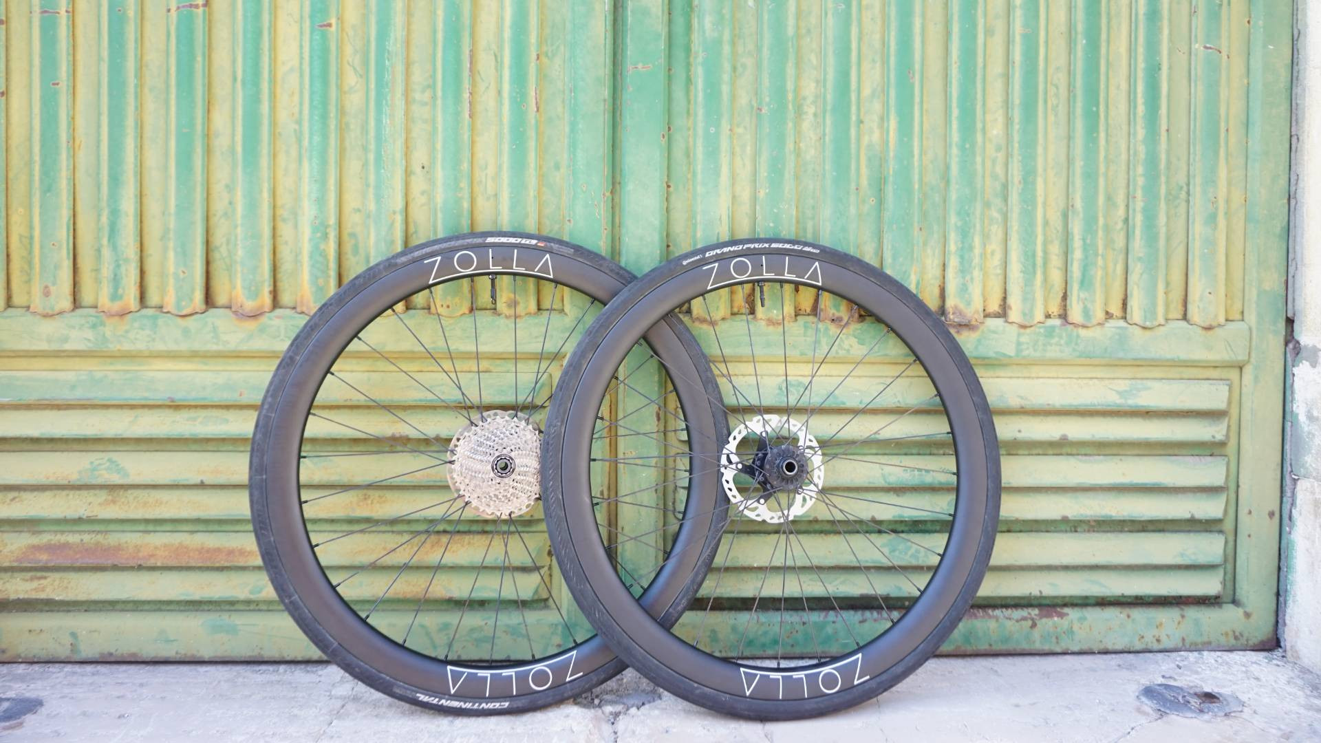 Zolla Dnipro wheelset against a stone wall